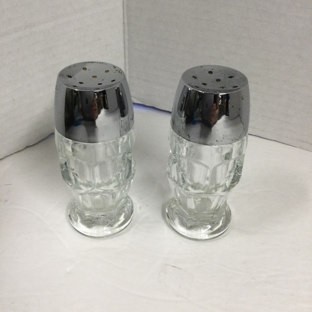 Vintage Libbey Clear Glass Salt and Pepper Shakers with Chrome Tops - Set of 2